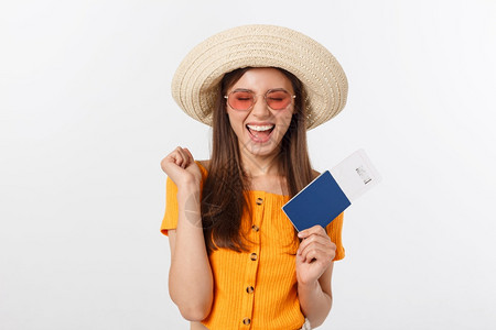 拥有白色背景护照的快乐旅游妇女肖像微笑高清图片素材