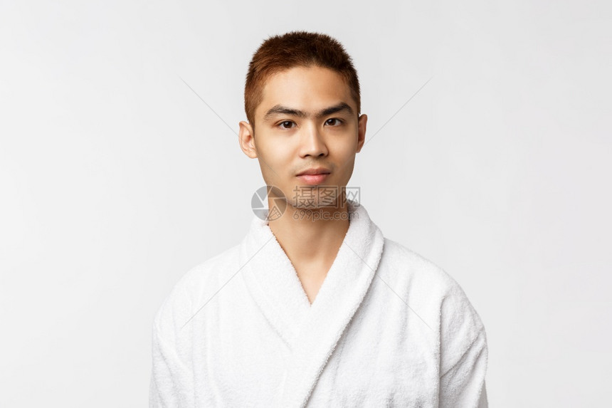 年轻男子穿着浴袍图片