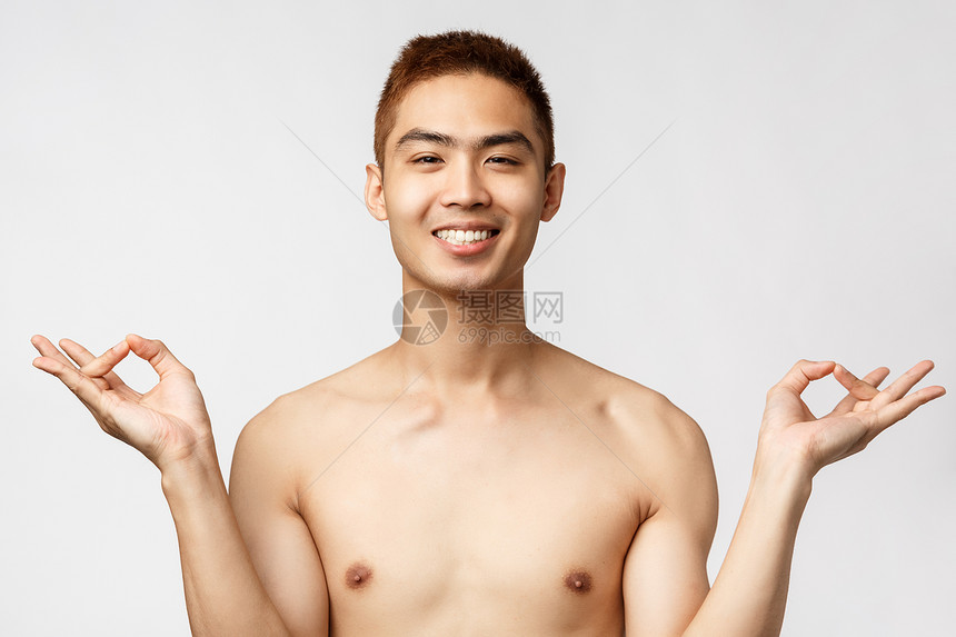 美丽人与家庭概念和平而轻松的快乐亚洲男人站在白色背景上赤身笑来去没有压力到达nirva做瑜伽冥想美丽人与家庭概念和平而轻松的亚洲图片
