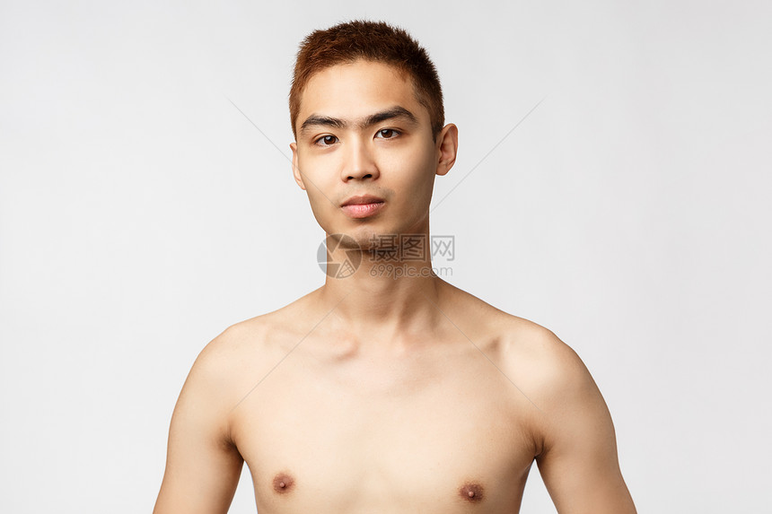 美丽人与家的概念英俊年轻亚洲男子近相肖像裸的躯体看着摄影机充满自信和喜悦站着白色背景去洗澡漂亮站在白色背景去洗澡图片