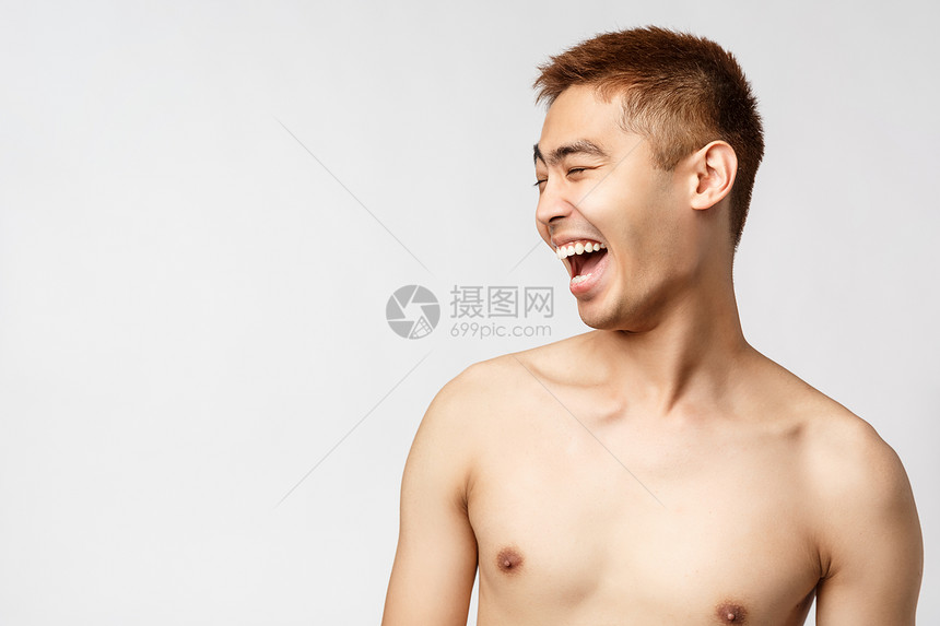 美丽人与家庭概念英俊的年轻亚洲男子特写肖像穿着躯向左看大笑快乐地看滑稽的表演白色背景英俊年轻亚洲男子特写肖像大笑白色的背景图片