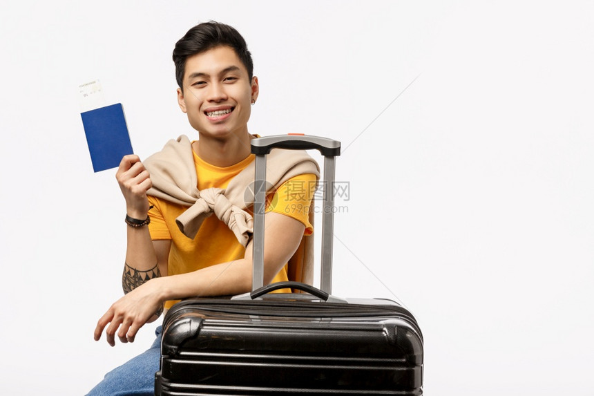 男子拿着护照和行李箱准备出行旅行图片
