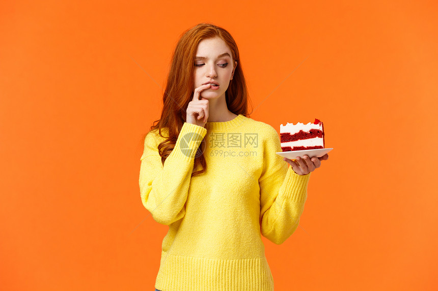 饮食健康生活方式和垃圾食品概念可爱的红发女人不能抗拒诱惑绝吃美味的蛋糕不能拒绝餐盘上的甜点不能拒绝咬嘴唇不能拒绝在盘子上吃甜点不图片