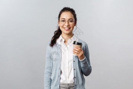 带着眼镜的女孩手拿咖啡摆着不同的姿势背景图片
