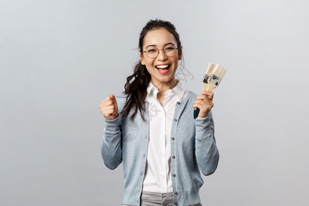 带着眼镜的女孩手上拿着刷子图片