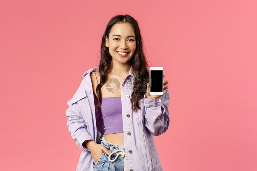网络生活方式人与美观概念现代时装女孩的肖像韩国女向您展示手机显推荐智能手机上的应用程序或互联网商店络生活方式推荐智能手机上的应用图片