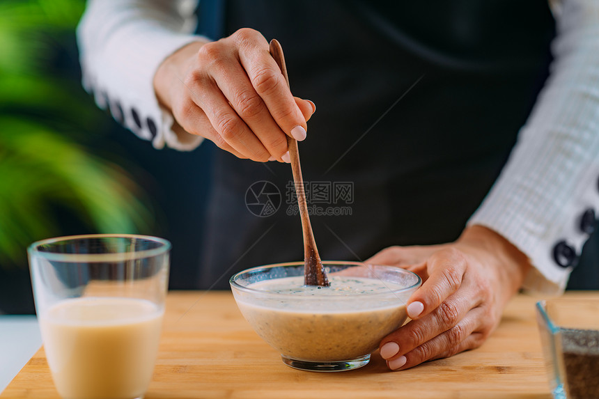 以燕麦和豆类奶饮食健康概念图片