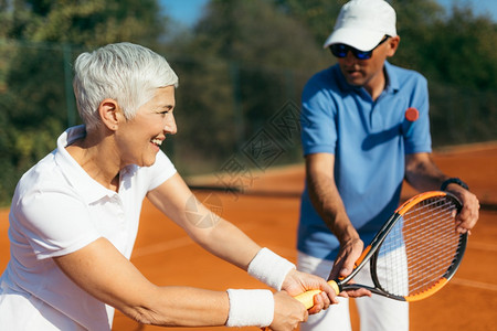 老年人网球培训图片
