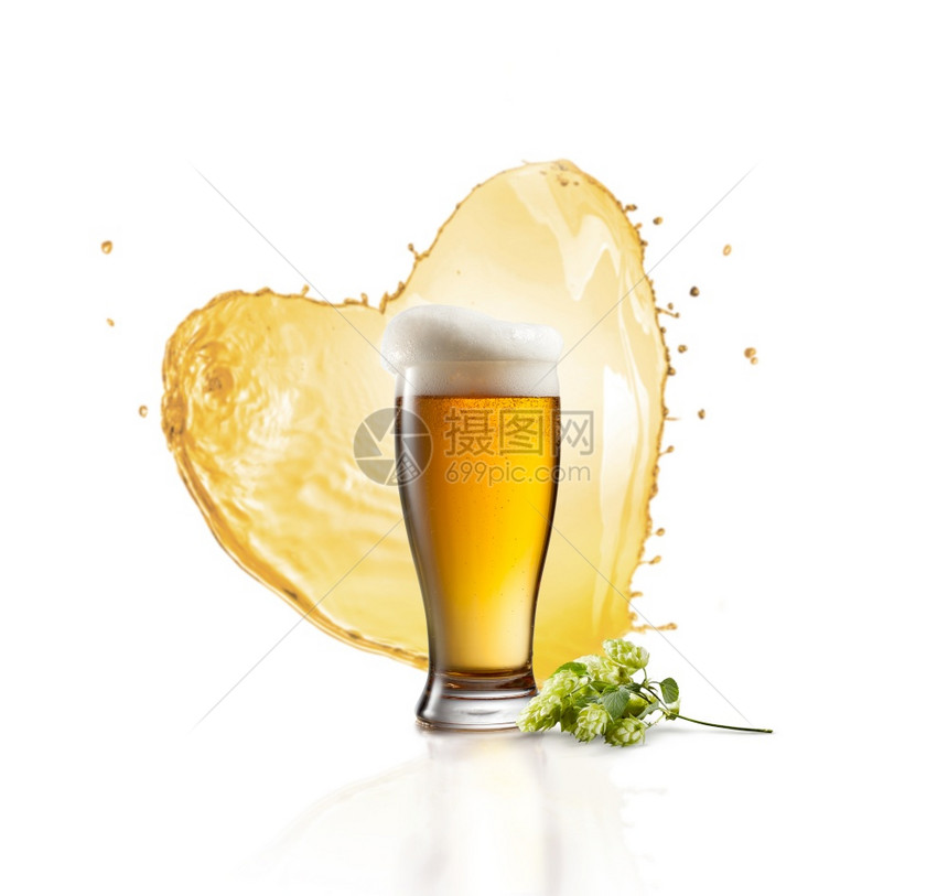 一杯新鲜的浅酒精啤饮料有创意的飞溅以心脏形状和hopbanc在白色背景上复制空间一杯新鲜啤酒以心脏和hopbanc的形状喷洒图片