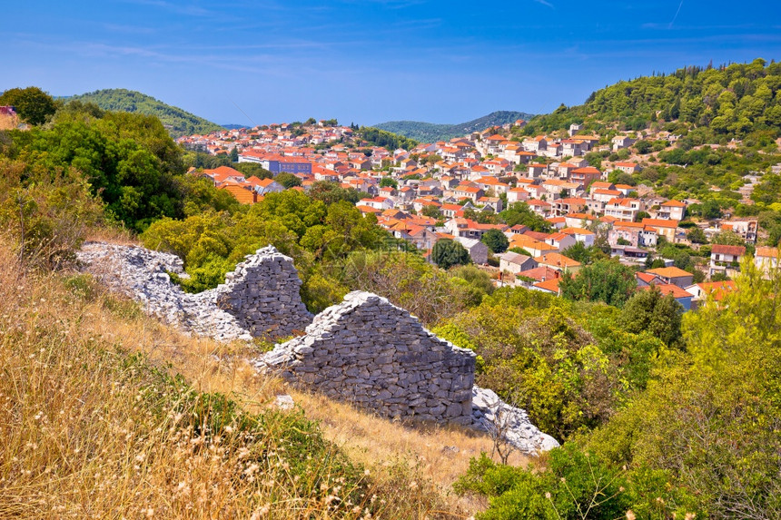 在科库拉岛具有历史意义的小镇上从绿色地貌的角度看南部croati地区即南部的dalmti地区图片