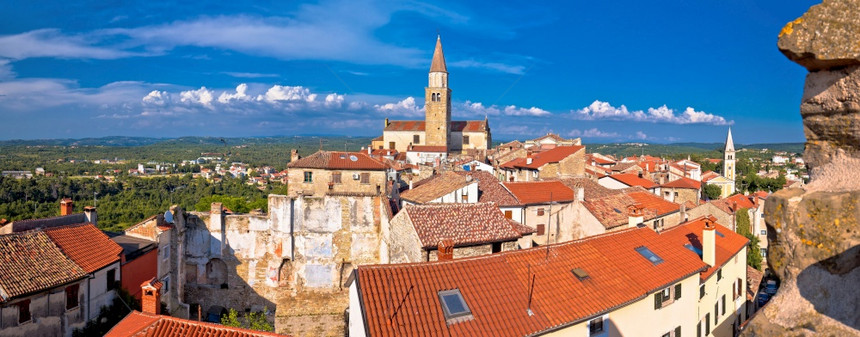 布杰塔和天线全景的古老石镇布耶塔和天际全景位于伊斯特里亚绿地croati的城镇图片