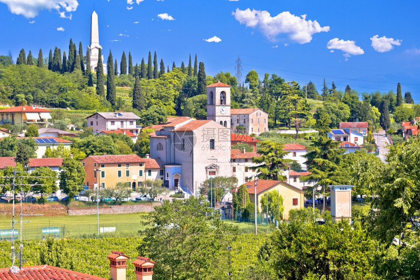 北意大利河边的语村custoza边际地貌景观图片