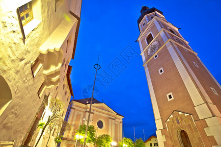 卡特勒罗托教堂和广场夜景背景图片