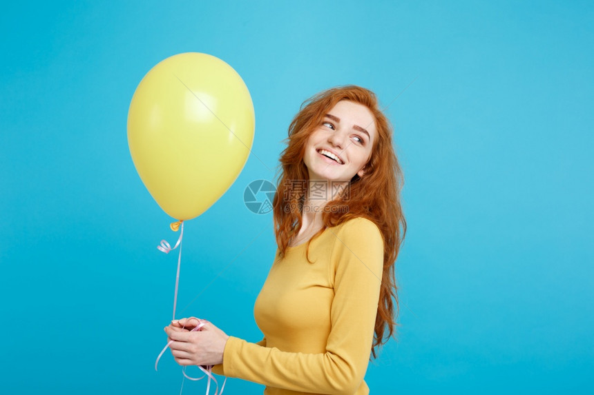 以多彩的派对气球微笑年轻美丽红头发女孩蓝色的面团背景庆祝概念关闭快乐的年轻美丽红头发女孩以多彩的派对气球微笑蓝色的面团背景图片