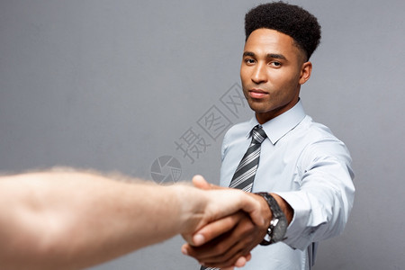 商业概念两个自信的商人在会议期间握手专业的高清图片素材