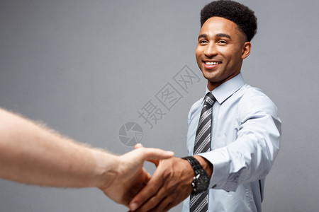 商业概念两个自信的商人在会议期间握手企业家高清图片素材