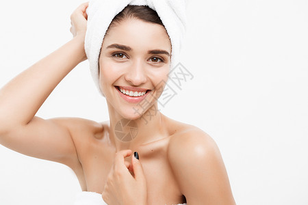 美貌和皮肤护理概念美丽的天主教女青年头上戴浴巾盖着乳房白色美丽的天主教女青年胸上盖着白色背景图片