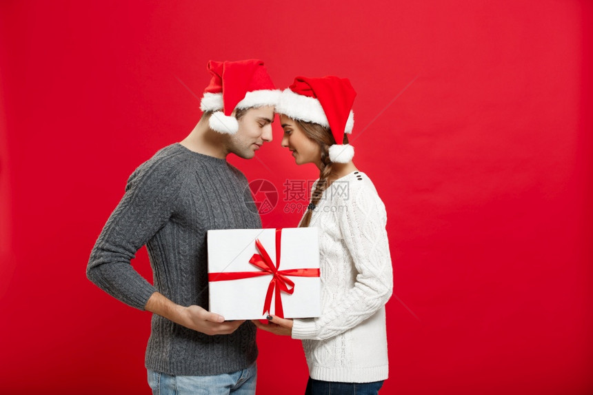 一起拿着圣诞礼物的情侣图片