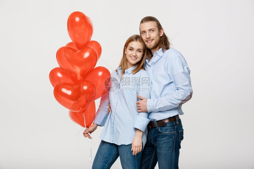 情侣拿着爱心气球拥抱图片
