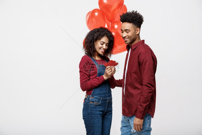 年轻的非洲情侣拿着气球在约会图片