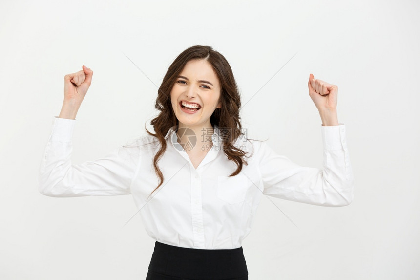 商业概念年轻快乐的女商人手在空中庆祝白背景的成功图片
