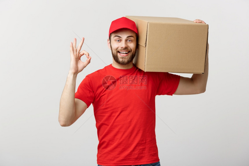 身着红帽子的年轻送货员站着身包裹邮箱图片
