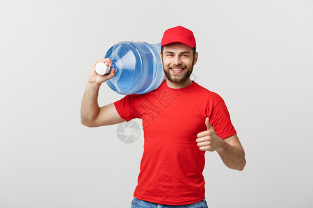 送水服务装着红色t恤衫和帽子的装满新鲜饮料红t恤和帽子的送水员背景