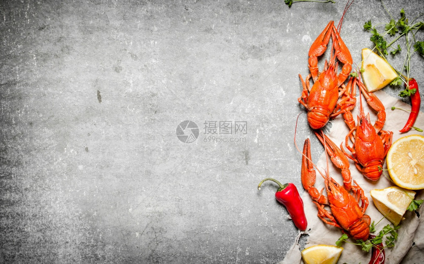 煮熟的龙虾其中含有柠檬和草药片图片