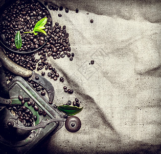 旧咖啡风格烧熟的谷物咖啡肉桂和各种旧工具纺织袋旧咖啡风格图片