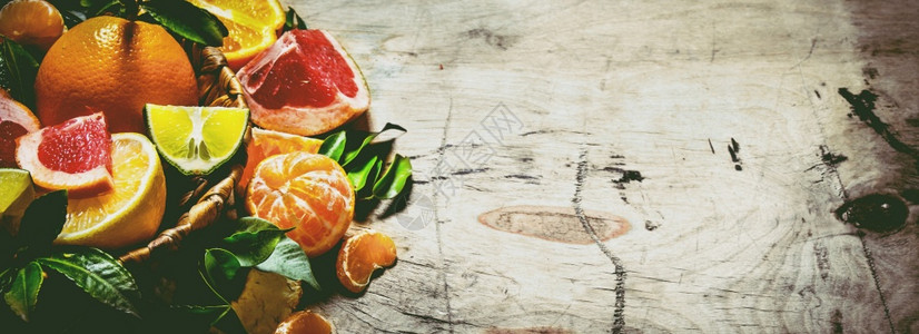 柑橘水果葡萄橙子橘柠檬篮中的叶木制背景免费文本空间葡萄果图片