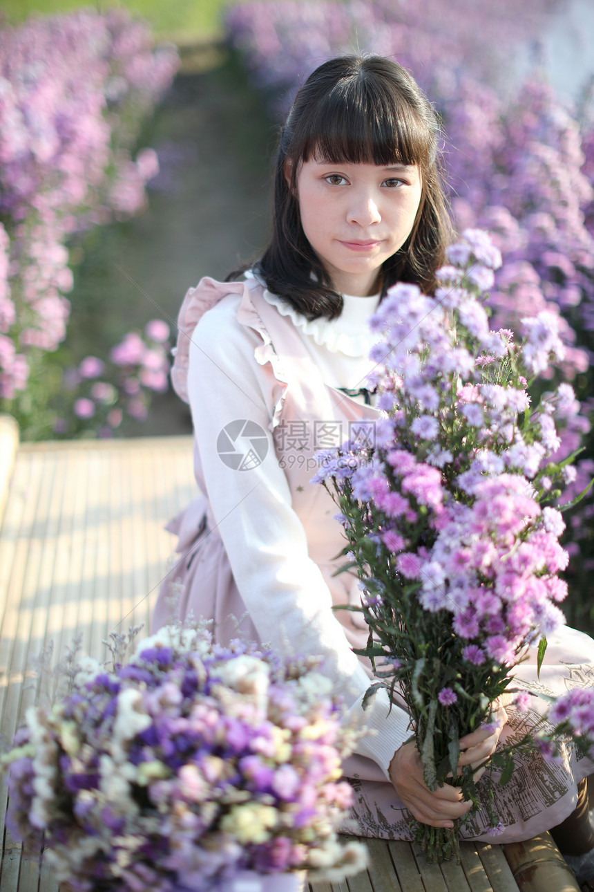 紫花背景的肖像女孩图片