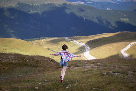 快乐的少女在山上奔跑图片