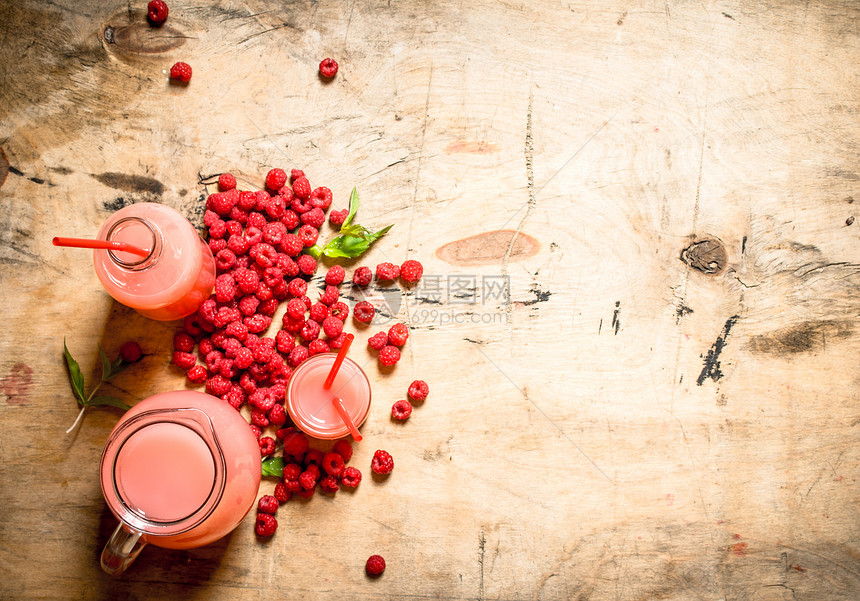 杯子和里的树莓汁木制桌子上的树莓汁杯子和上的树莓汁图片