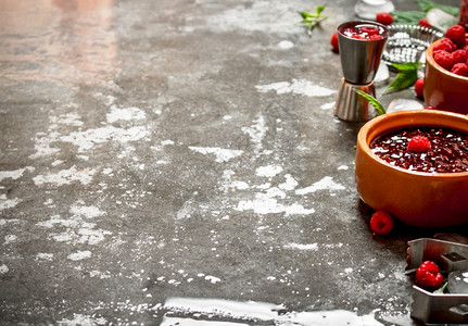 草莓果酱和浆冰在石板上草莓果酱和浆冰图片