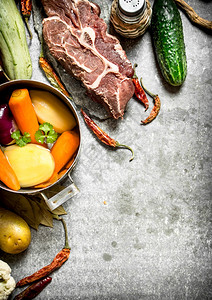 蔬菜香料和肉类汤的成分在石板上蔬菜香料和肉类汤的成分图片