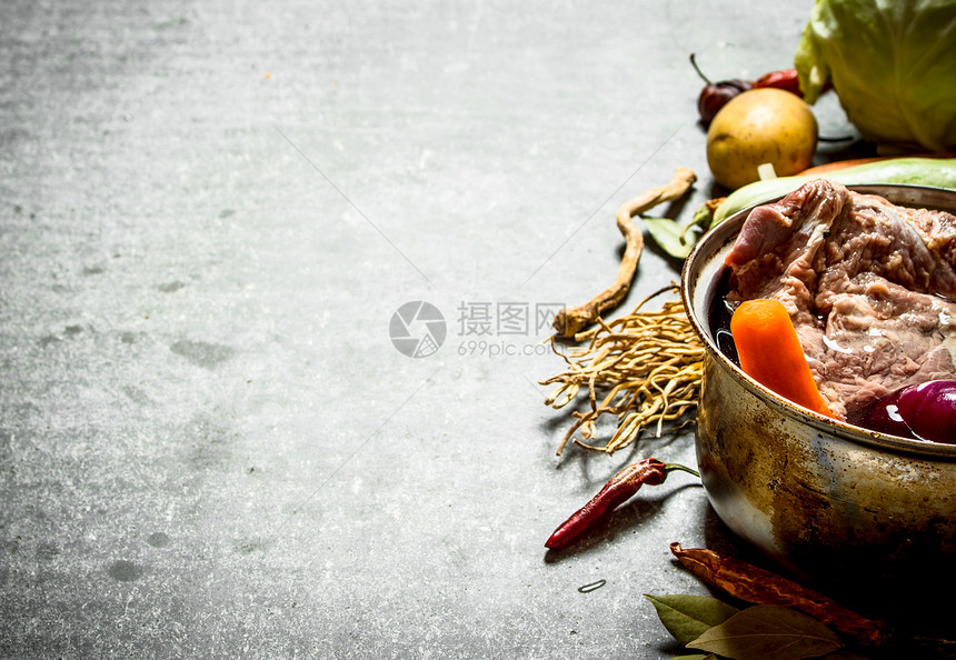 用肉蔬菜和香料煮汤在石桌上饭用肉蔬菜和香料煮汤图片