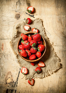 熟的草莓图片