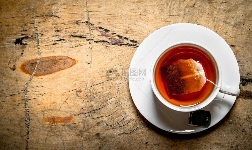 热茶杯在木制背景图片