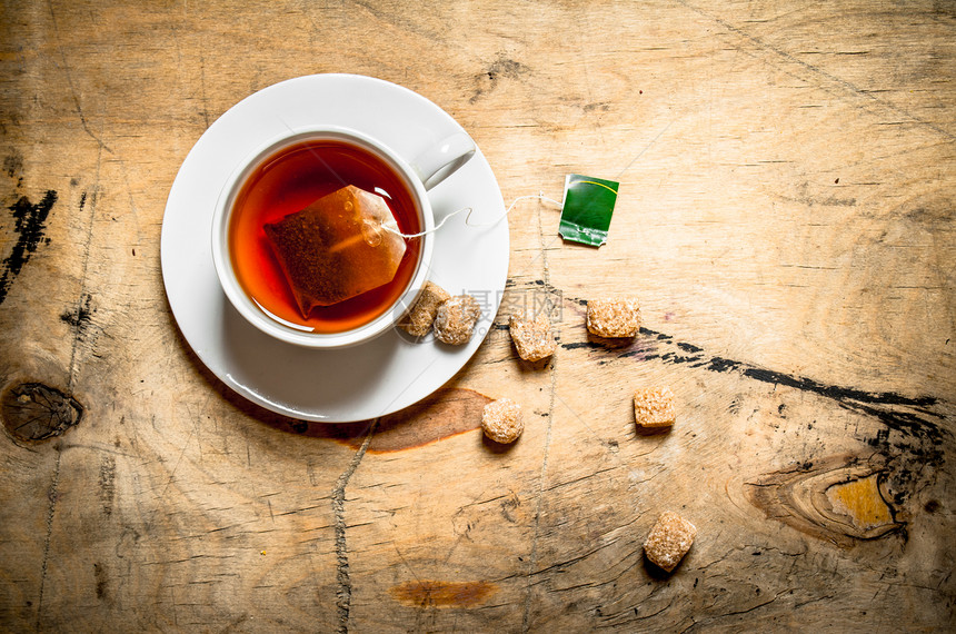 茶和甘蔗糖木制背景图片