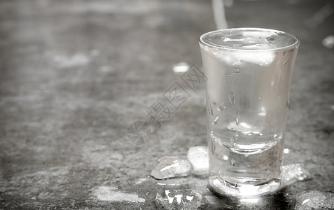 一杯冷伏特加放在石头桌上高清图片