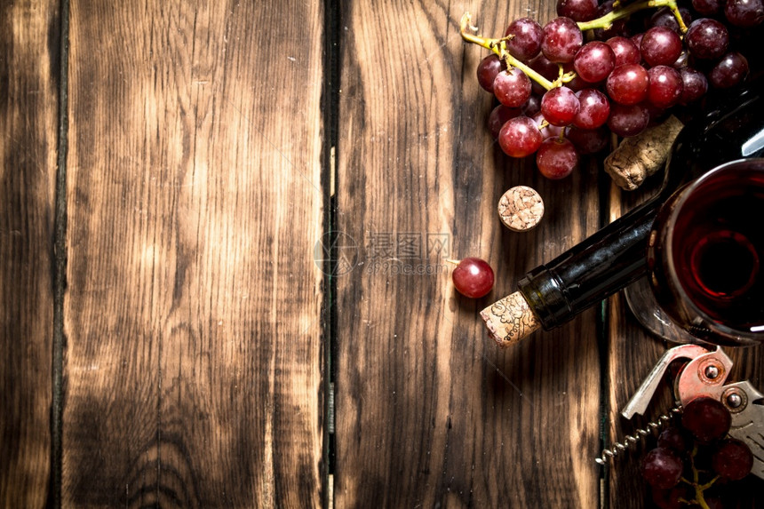 红葡萄酒配有和木桌上的瓶子红葡萄酒配有图片