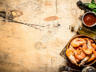 鲜虾和酱汁在木制桌上新鲜虾和酱汁图片