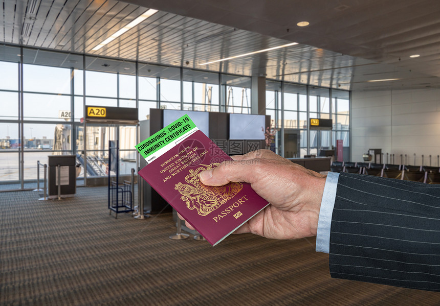 使用商人手持英国护照和科罗纳豁免证书的机场终点站模型持有英国护照和科罗纳豁免证书图片