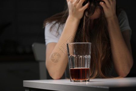 孤独的女酗酒者成瘾的问题酗酒概念大流行病和自我孤立的后果女医生抑郁不已孤独的女酗酒者成瘾的问题大流行病和自我孤立的后果背景图片
