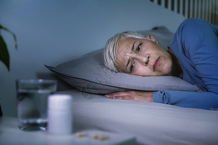 失眠和不起作用的安眠药有睡问题的成年妇女半夜醒来图片