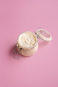 粉色无缝背景的玻璃罐中发酵酸盐头自制面包叶罐粉中的母亲图片