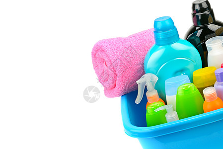白色背景上隔离的棉毛巾化妆肥皂和洗发水用于个人卫生免费文字空间图片
