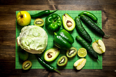 健康的食品不同水果和蔬菜木制餐桌不同的水果和蔬菜图片