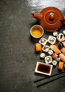 黄瓜食物豆酱和草药茶的卷子寿司还有草药茶的卷子和寿司图片
