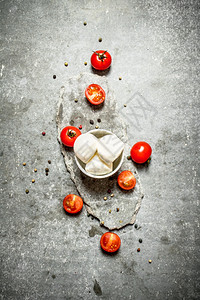 石桌上有西红柿和香料的新鲜马扎拉和西红柿香料的新鲜马扎拉图片